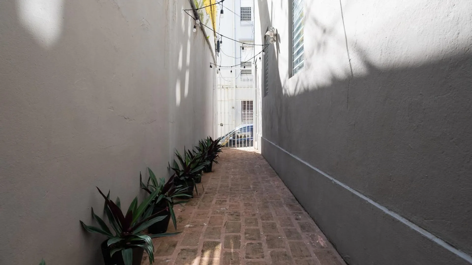 Seaside Caribbean Comfort - Between Beach And City San Juan Apartment