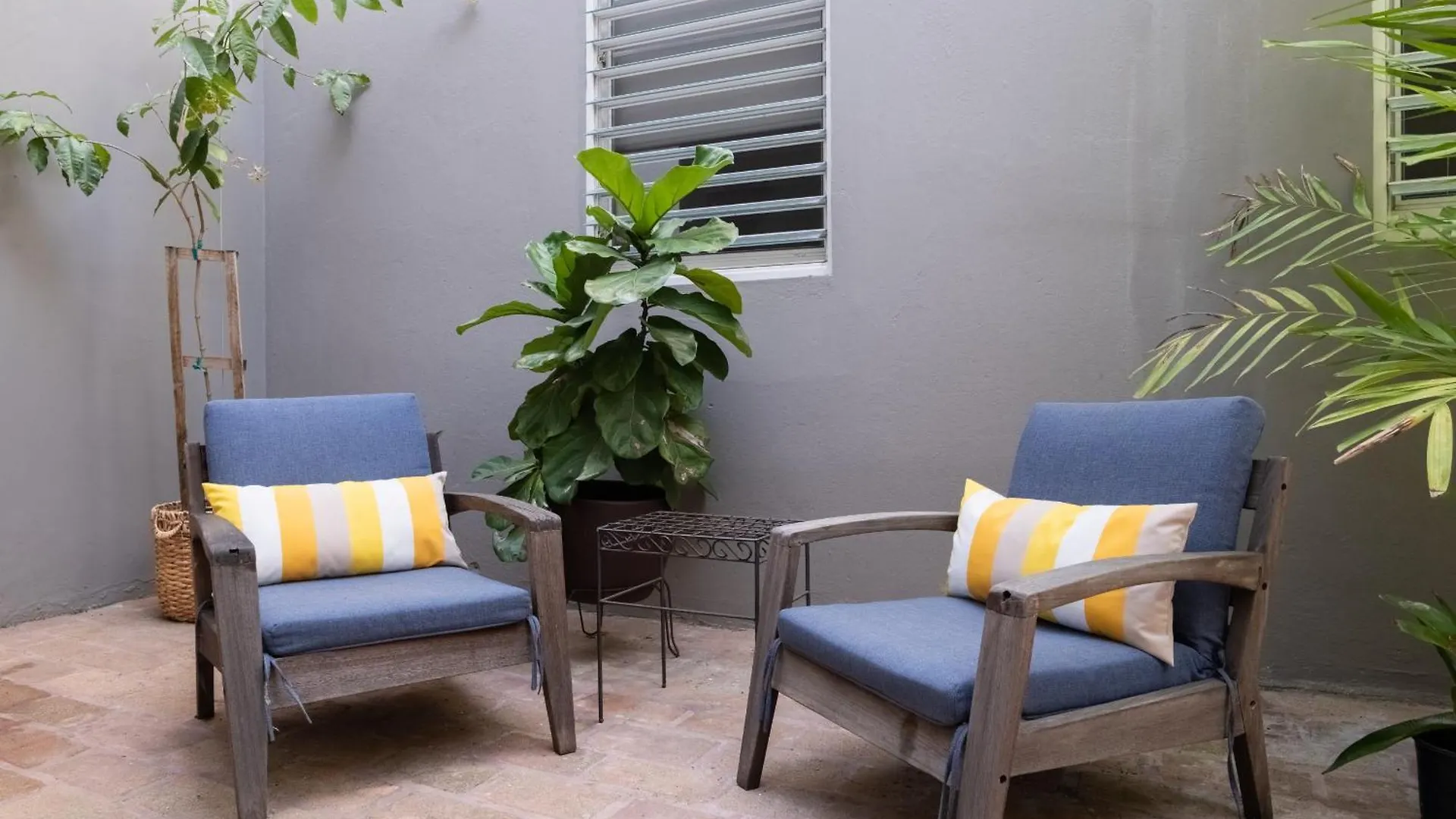 Seaside Caribbean Comfort - Between Beach And City San Juan Apartment