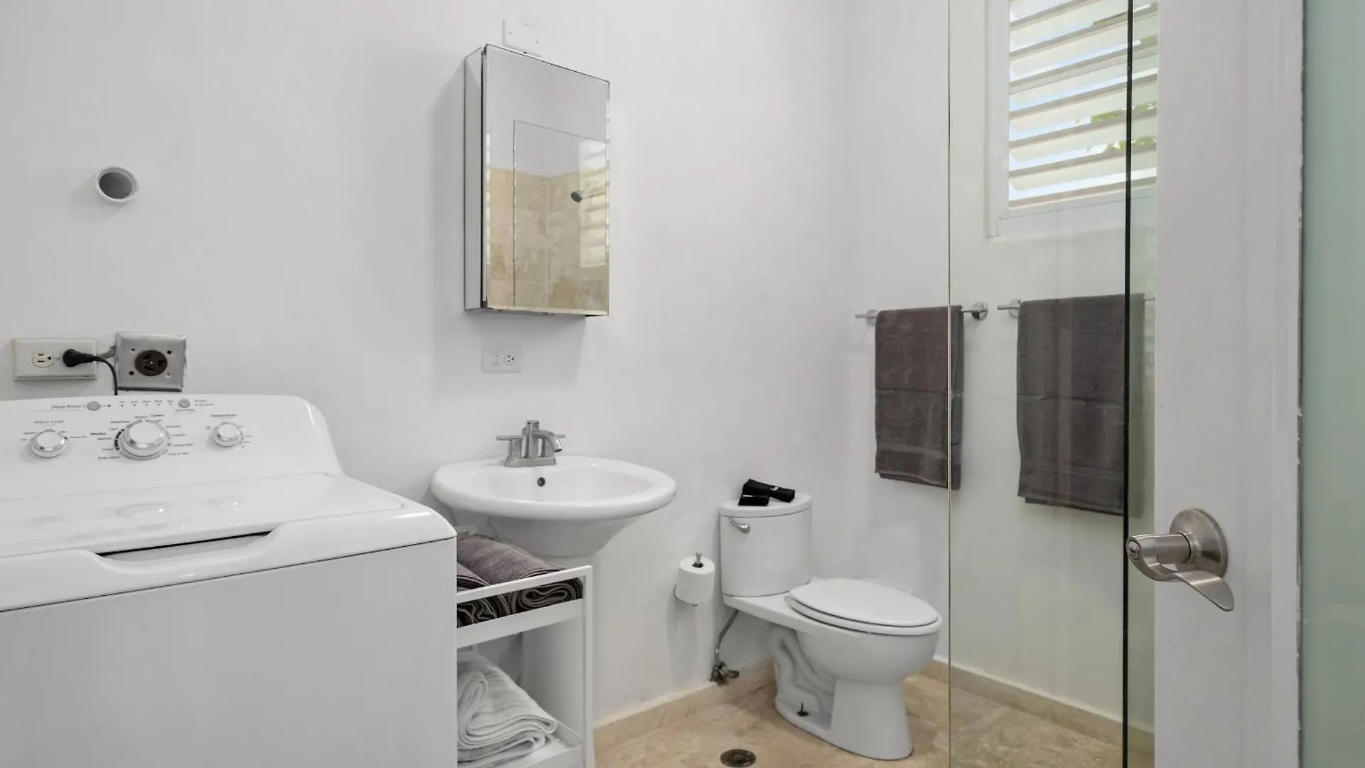 Seaside Caribbean Comfort - Between Beach And City San Juan Apartment