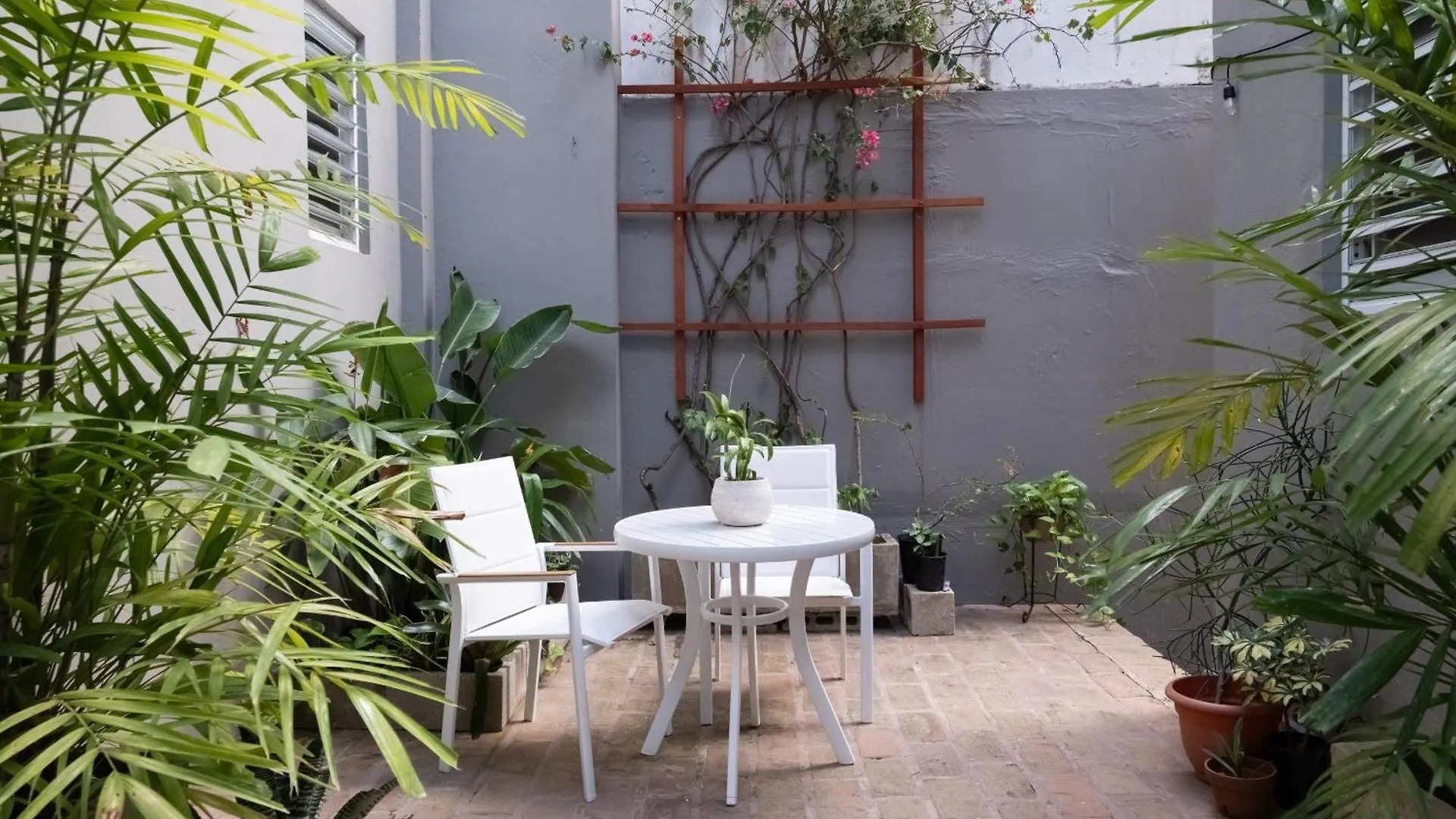 Seaside Caribbean Comfort - Between Beach And City San Juan Apartment